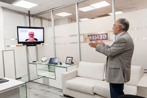 GENERA首席執(zhí)行官在辦公室使用BOSE VB1開會的場景照 GENERA首席執(zhí)行官在辦公室使用BOSE VB1開會的場景照