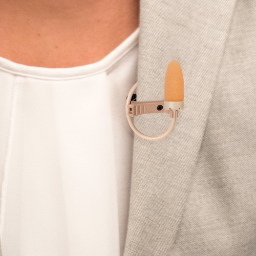 鐵三角 BP899LcW-TH 無(wú)線發(fā)射機(jī)全指向性?shī)A式電容話筒 佩戴效果